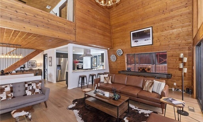 Upper Moonridge House | Designer cabin w/sauna & hot tub 1 mile from Bear mountain