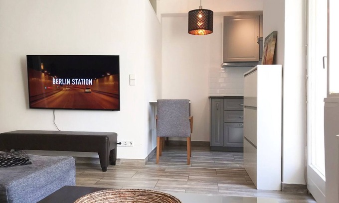 Schoeneberg Apartment | Designer Central apartment with terrace & parking