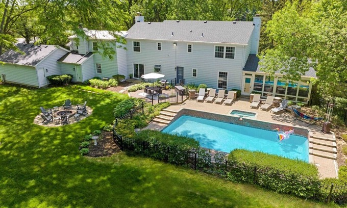Fox Valley House | Designer Home: Heated Pool, Hot Tub, 4 Kings, Near Chicago