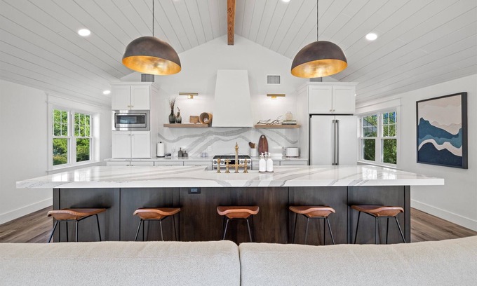 Village of Pewaukee House | Designer Home with Lake Views + Walk to Beachfront ☀️