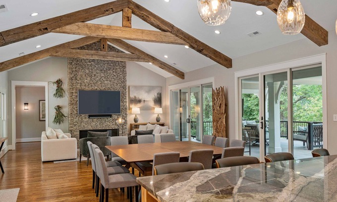 Bowling Green House | Designer Lakefront Lodge w/Huge Private Beach & Boat Option-Built July '19