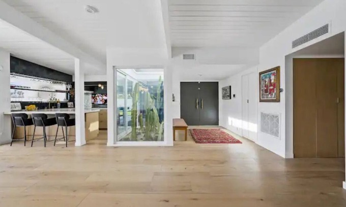 Palm Springs House | Designer Mid-Century Modern, mins from Downtown.