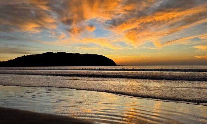 Puntarenas Condo | Designer Modern vibe -walk to Beach in Tambor