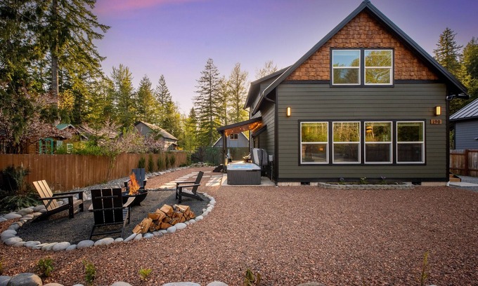 Paradise Estates Cabin | Designer Mt Rainier Stay Hot Tub Fire Pit