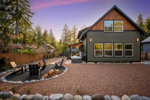 Paradise Estates House | Designer Mt Rainier Stay Hot Tub Fire Pit