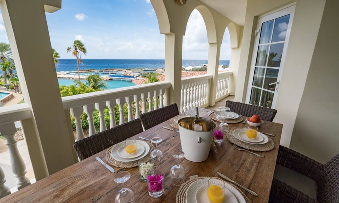 Willemstad Apartment | Designer penthouse-amazing view-private beach-walk to Mambo Beach-family rental