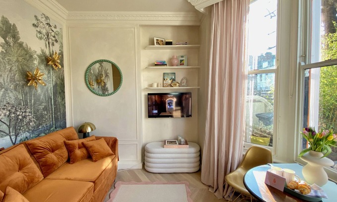 Shepherd's Bush Apartment | Designer Studio with Patio in Trendy W12