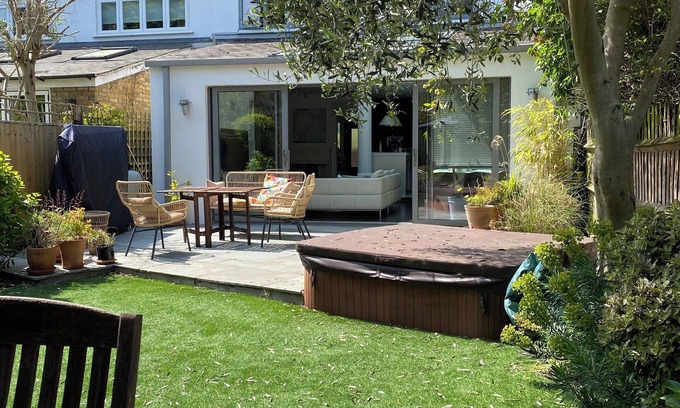 Mortlake House | Designer SW London 4Bed Home, Garden/Parking, close to Nature & Central London