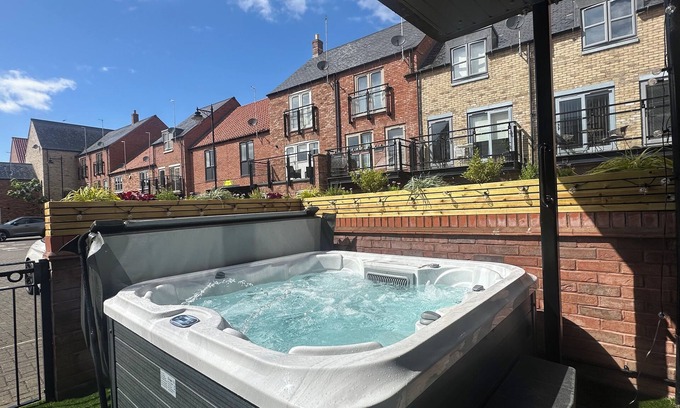 Hull House | Designer Townhouse with Hot Tub, Balcony and Bronze Sculptures