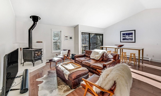Quechee House | Designer vacation rental - mountain view, wood stove, washer/dryer, full kitchen