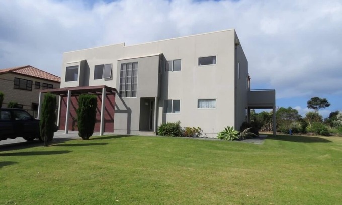 Bowentown House | Desirable ocean-front beach house