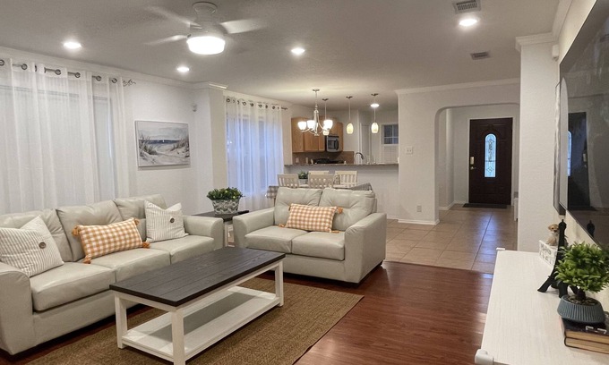 San Antonio House | Desirable Pretty Home close to Sea World-Medical Center-UTSA