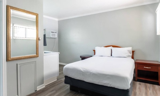 Riverview Apartment | Detroit Holiday Home | Metropolitan Airport