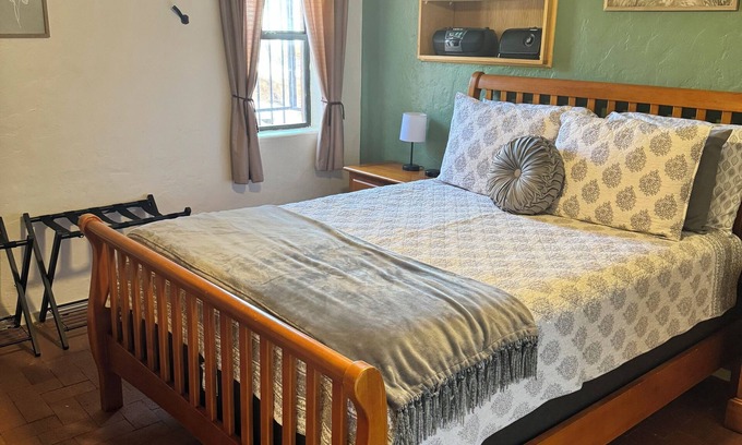 Sam Hughes House | Detached 1BR Guest House, near UA, private patio and 2-person jacuzzi.