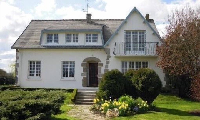 Saint-Vaast-la-Hougue Apartment | Detached apartment, 90 m2, sea view, large garden, 2 min from the beach on foot