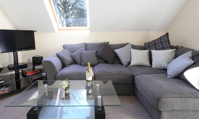 Littlebredy Apartment | Detached annex sleeps upto 3, daily free breakfast, HOT TUB and 5 star reviews.