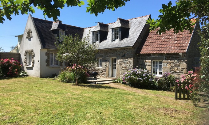 Rospez House | Detached Breton house 6 Pers quiet, garden, near Cote de Granit Rose