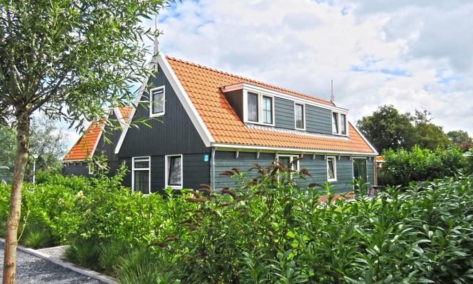 West-Graftdijk House | Detached bungalow with 5 bedrooms, sunshower and traditional sauna