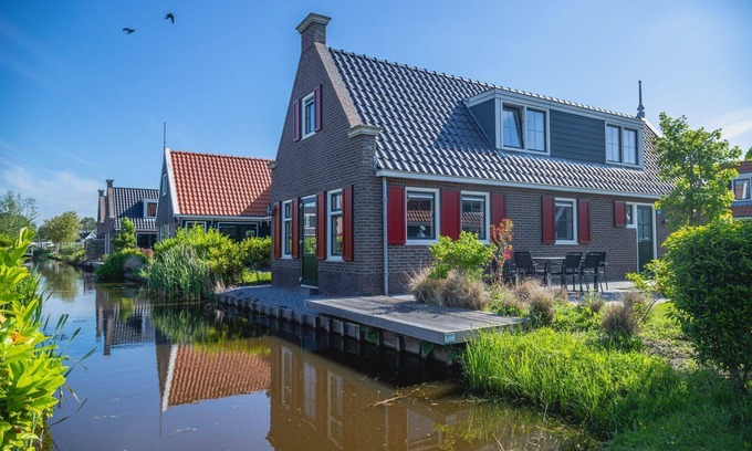 West-Graftdijk House | Detached bungalow with a patio with garden furniture and a private parking space