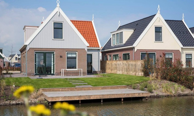 Uitdam House | Detached bungalow with 4 bedrooms, 2 bathrooms and a terrace