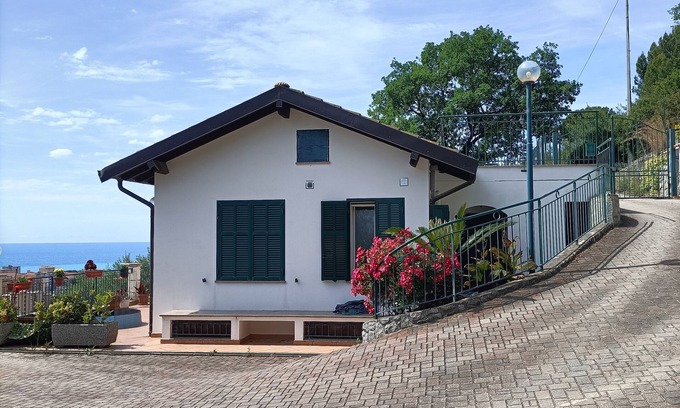 Vallecrosia House | Detached Casa Roque Sea View + parking included for families, couples, friends
