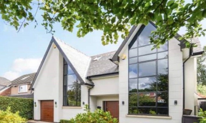 Trafford House | Detached Contemporary 5 Bedroom en-suite bedroom house