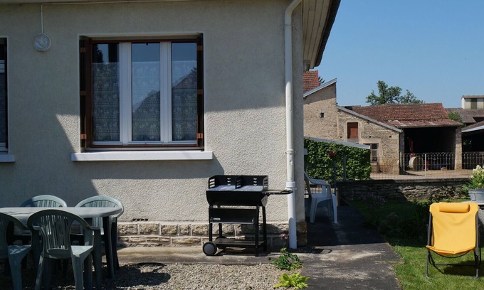 Richebourg Cottage | Detached cottage, 2 beds, near A5, enclosed garden, garage