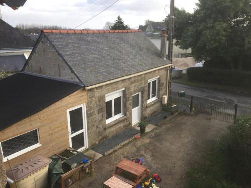 Plumeliau Apartment | Detached cottage on the edge of town