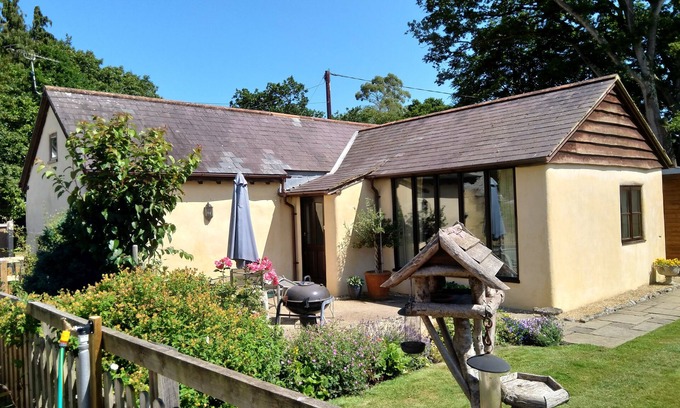 South Gorley Cottage | DETACHED COTTAGE 4 STARS. Ensuites. Games Room. Near Moors Valley/New Forest.