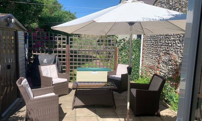 Clanfield Cottage | Detached cottage in lovely village setting