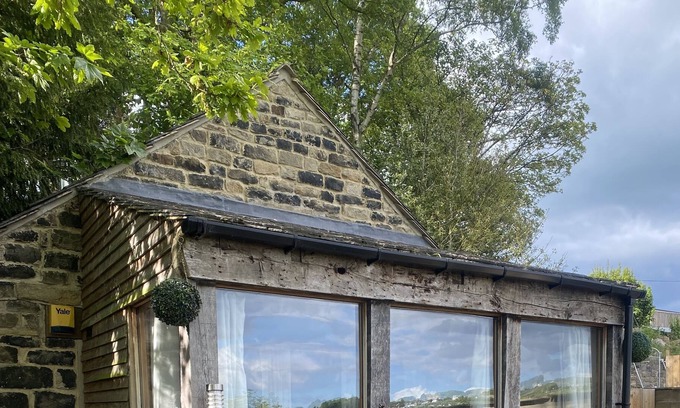 Leeds Cottage | Detached cottage . Private drive gate property /dog friendly