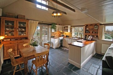 Skibbereen Cottage | Detached cottage with large gardens near the unique Loch Ine Nature Reserve