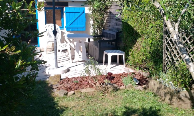 Larmor-Baden House | Detached fisherman's cottage on the waterfront