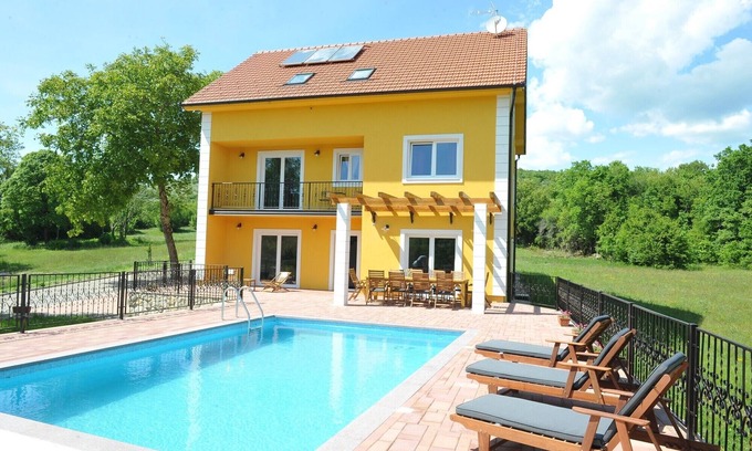 Trilj Villa | DETACHED HOLIDAY HOME WITH SWIMMING POOL FOR UP TO 10 PERSONS