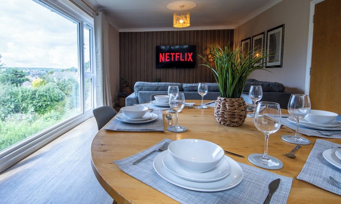 Southampton House | Detached House, Driveway Parking & Amazing Views