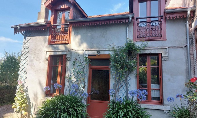 Loures-Barousse House | Detached house with garden sleeps 7