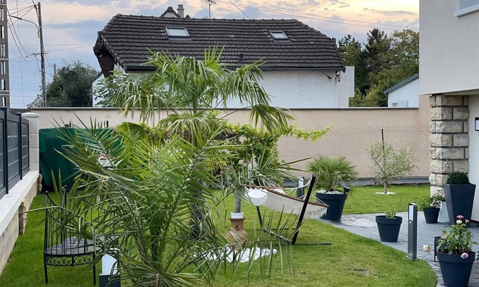 Sevran House | Detached house in very large garden near CDG airport and Paris Villepinte exhibition center