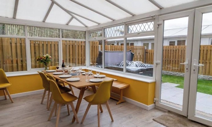 Shipley House | Detached house luxury 6 beds, Fast WiFi, pets allowed and Hot-tub.