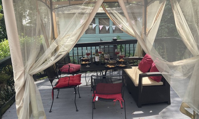 Kings Langley House | Detached House With hot Tub, Pool Table Gym, and Lovely Outdoor Eating Area