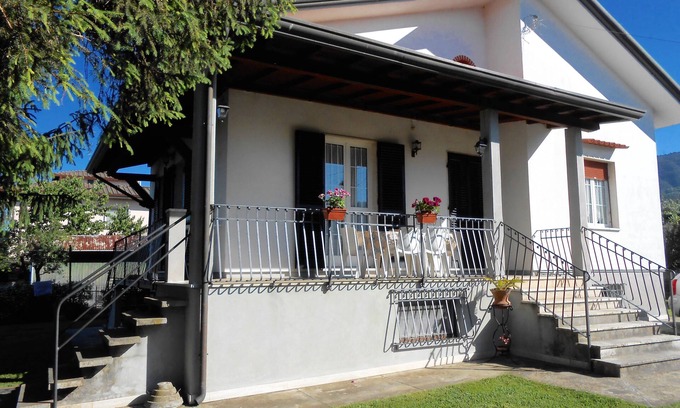 Montignoso Apartment | Detached apartment in small villa with garden in Versilia