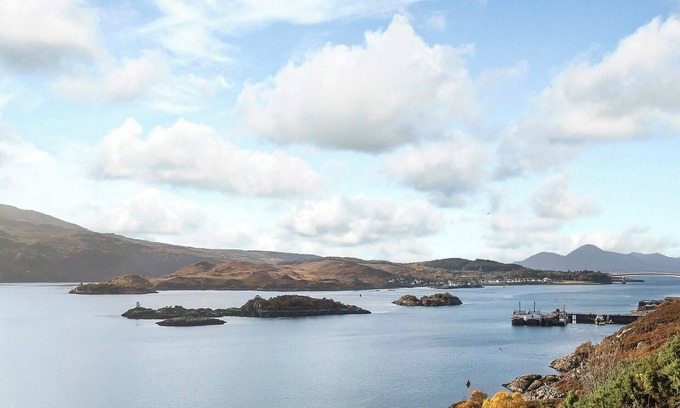Beinn Orasaigh Cottage | Detached single storey cottage overlooking the beautiful Loch Harport on the west coast of Skye.