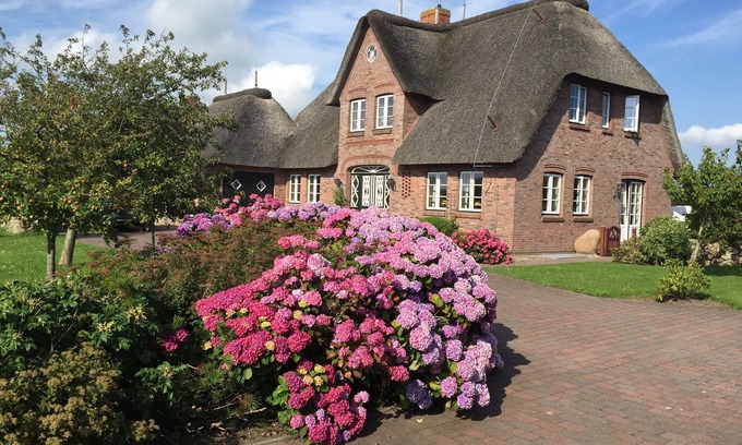 Nieblum House | Detached thatched house in a quiet location close to the beach