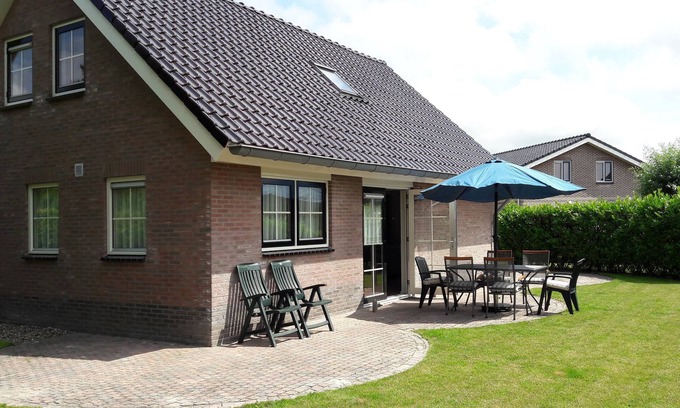 Tzummarum House | Detached vacation home with enclosed garden close to the Wadden coast