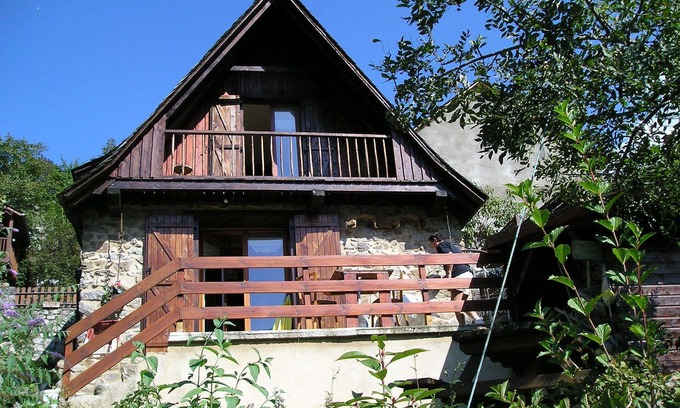 Bethmale House | Detached village house 700 m alt south full with small garden