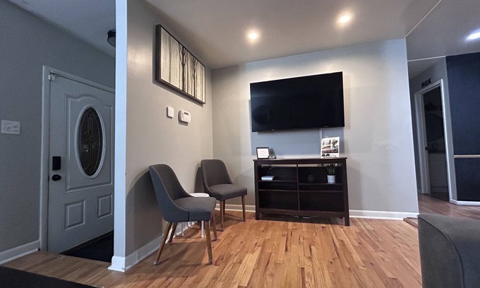 Taylor House | Detroit Global Getaway - Renovated 3BR House Near Airport - Minutes from Detroit