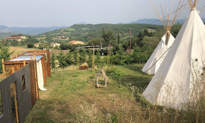 La Serpent RV Rental | Deux Tepees Equipe Pour 4 Personne Avec Cuisine Dété sur Terrain 350m2