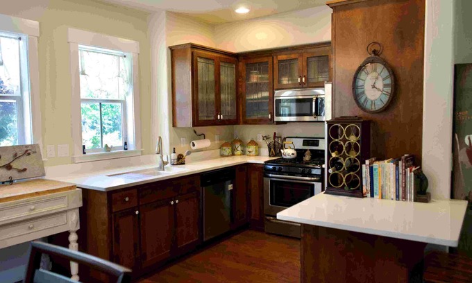 Jacksonville House | Deven's Cottage, Cozy 2-bedroom townhome in Jacksonville with AC, WiFi, office