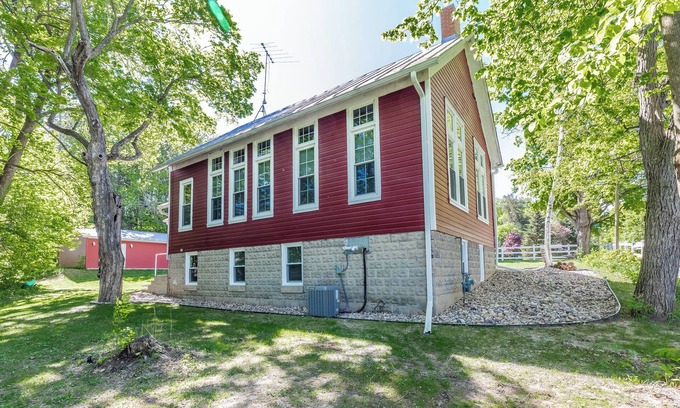 Baraboo House | Devil's Lake Schoolhouse-walk to beach and restaurants!
