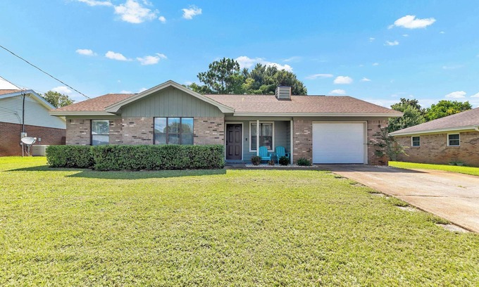 Mary Esther House | Deville: Fully Fenced, Smart TVs, Near 2 Beaches