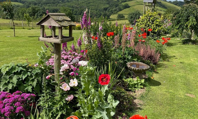 Buckfastleigh Bed & Breakfast | Devon rural country B&B Suite of rooms with guest lounge and bathroom.